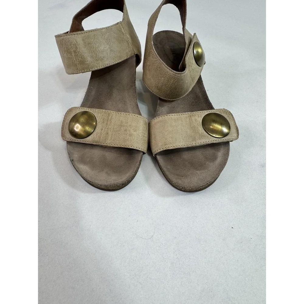 Taos Sandals Shoes Womens Size 10 Beige Leather Wedge Big Button Strap Comfort